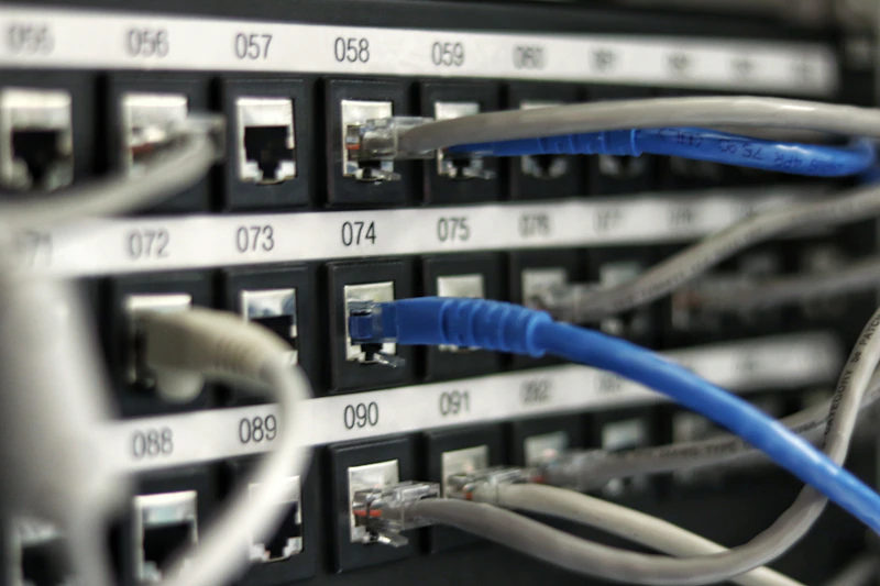 Corredor de rack de servidores com luzes azuis